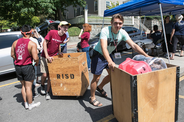 Student volunteers at move-in day