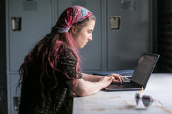 Student_with_scarf_on_computer