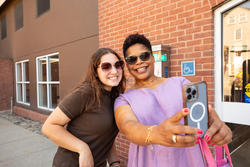 President Crystal Williams takes a selfie with new student at 2023 move-in
