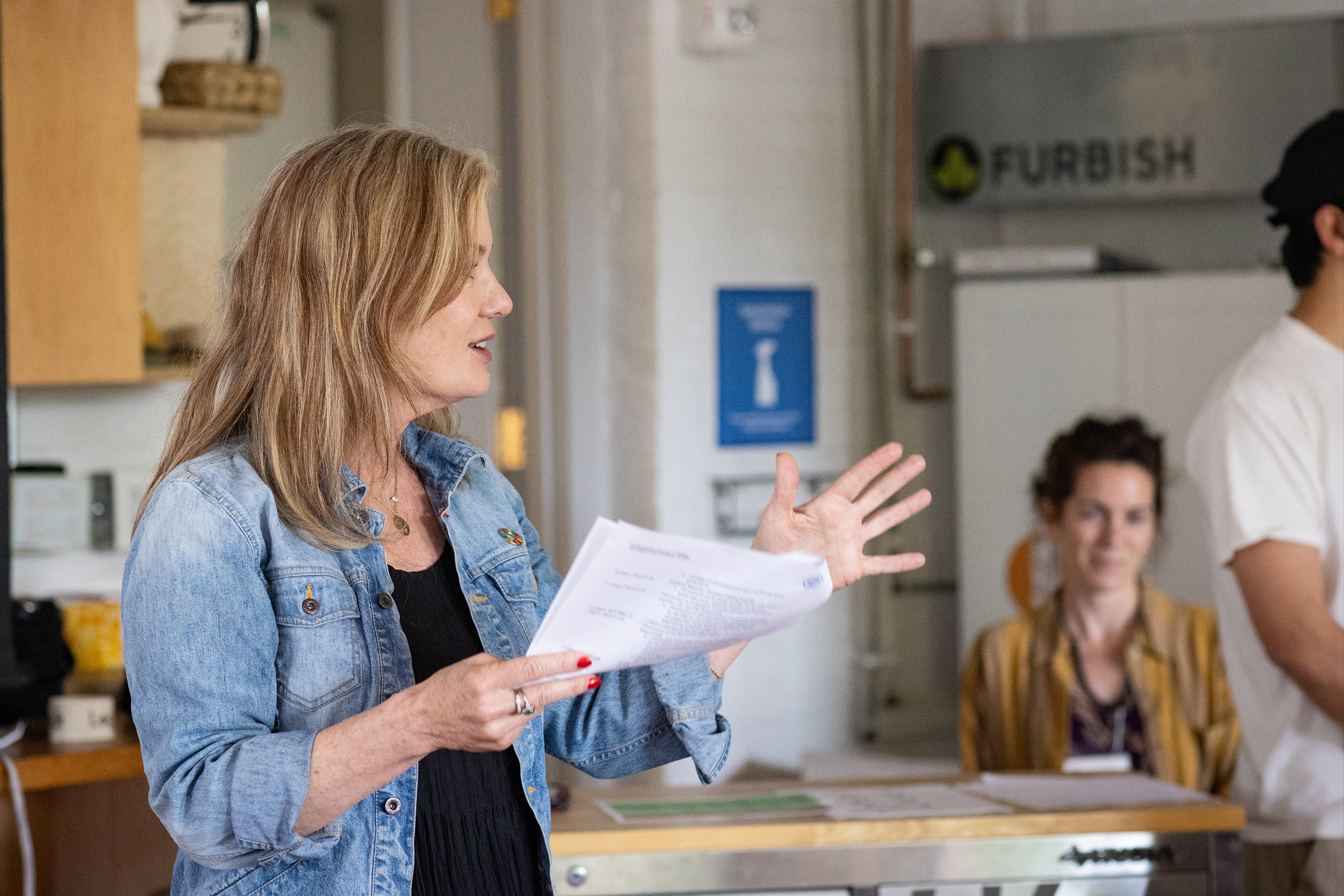 Bissonnette speaks to a group of researchers in the lab