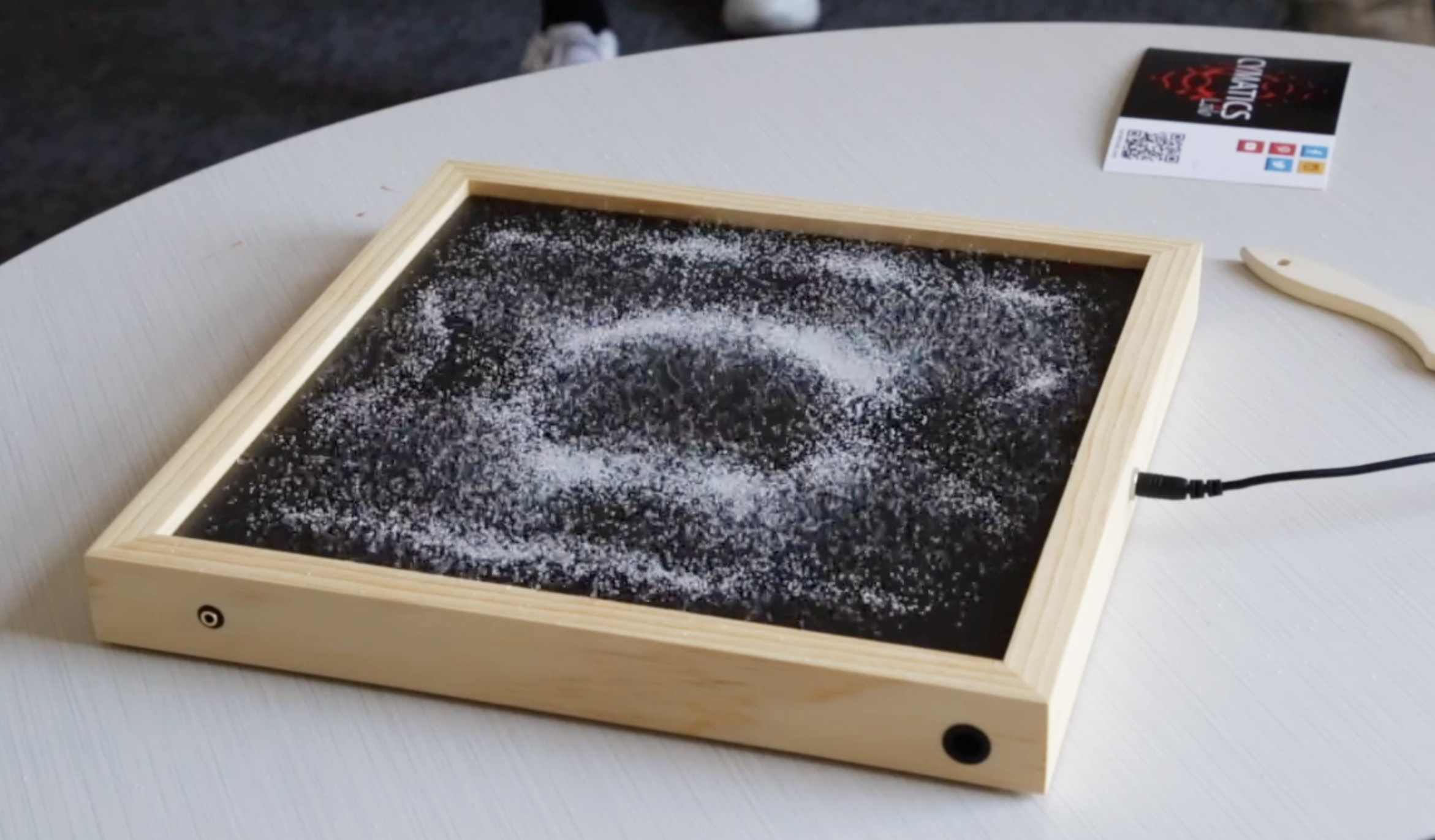 tiny particles create patterns on a flat device