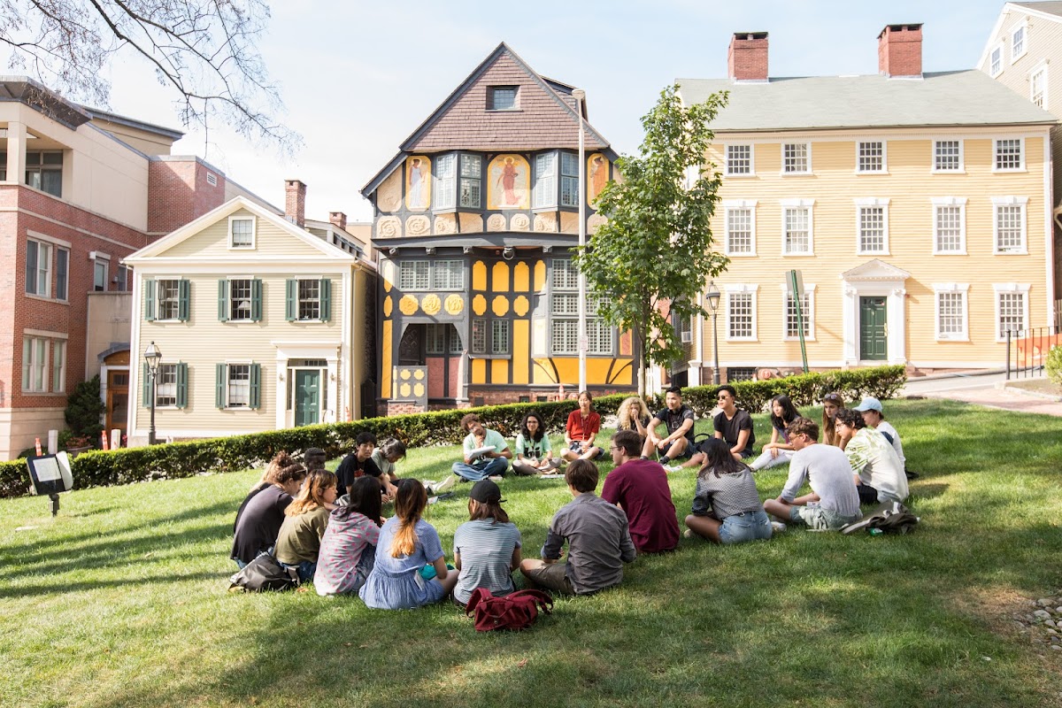 An orientation group circles up on the lawn of the First Baptist Church.