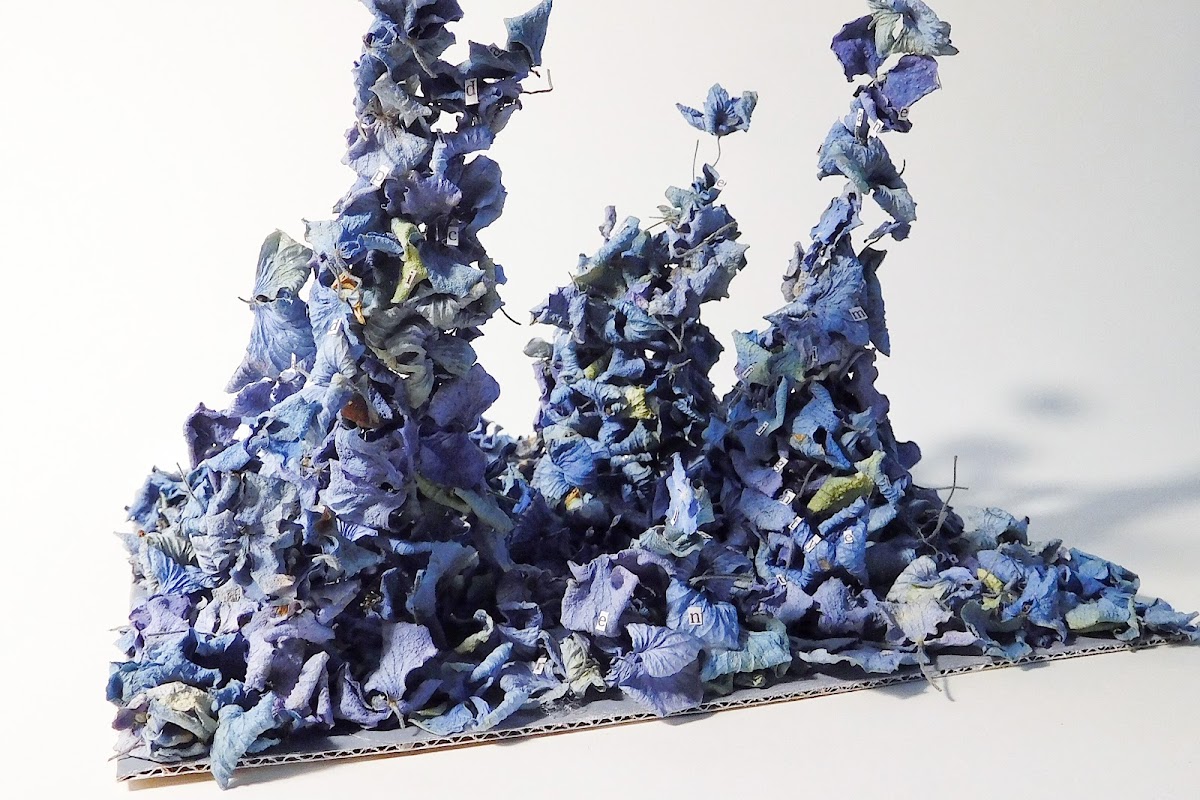 Piece made of dyed fallen leaves, by Margo Boccuni