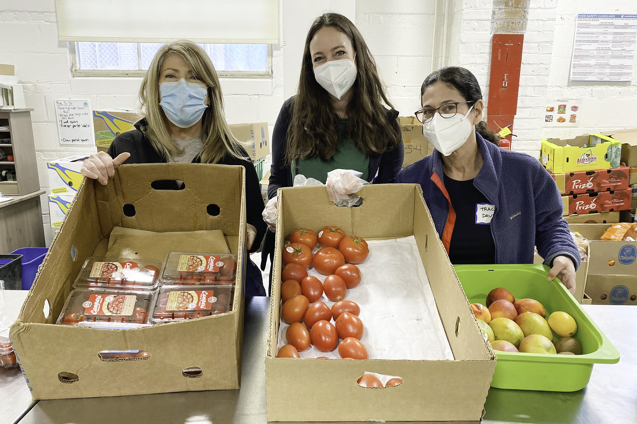 Alumni volunteers at Lakeview Pantry