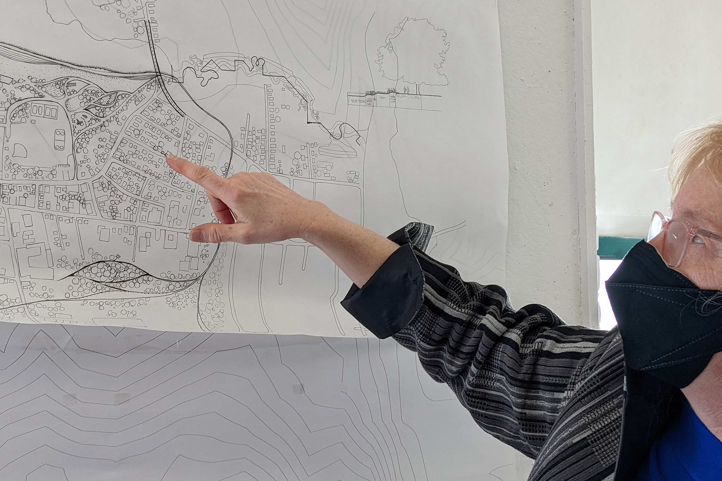 Tate points at map of Warren