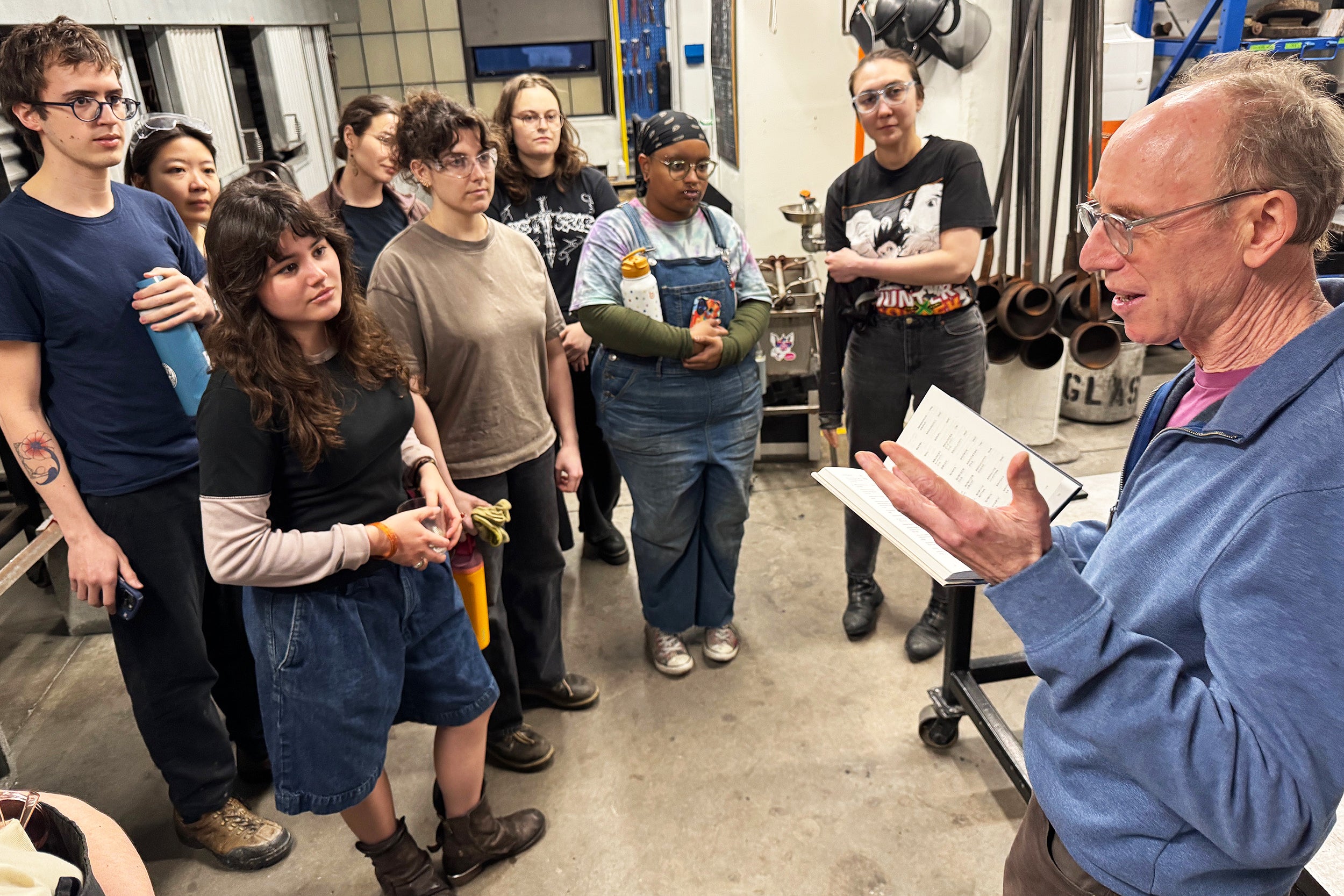 Finch discusses project with Glass students in RISD's hot shop