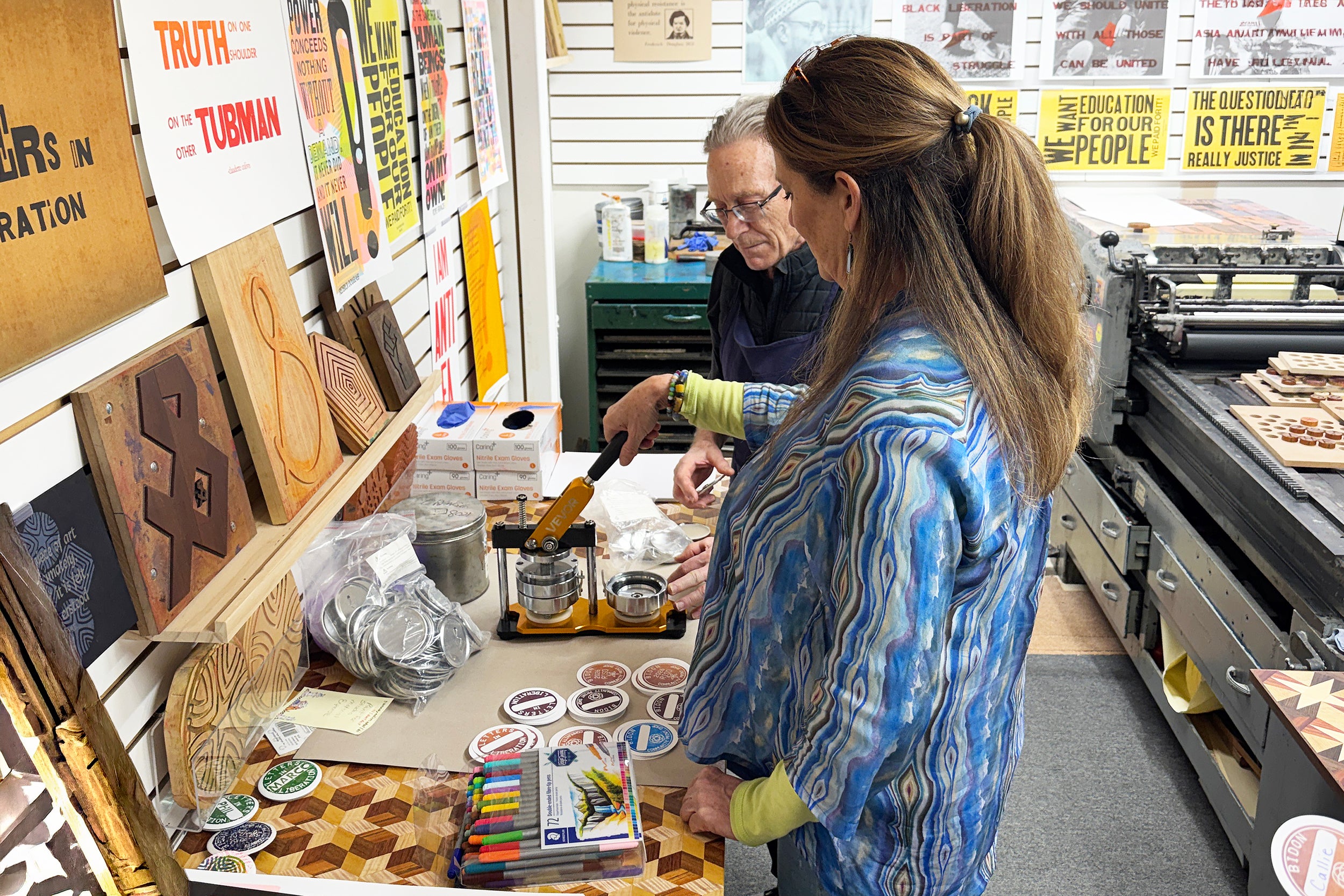 participants working in the shop of Jacques Bidon