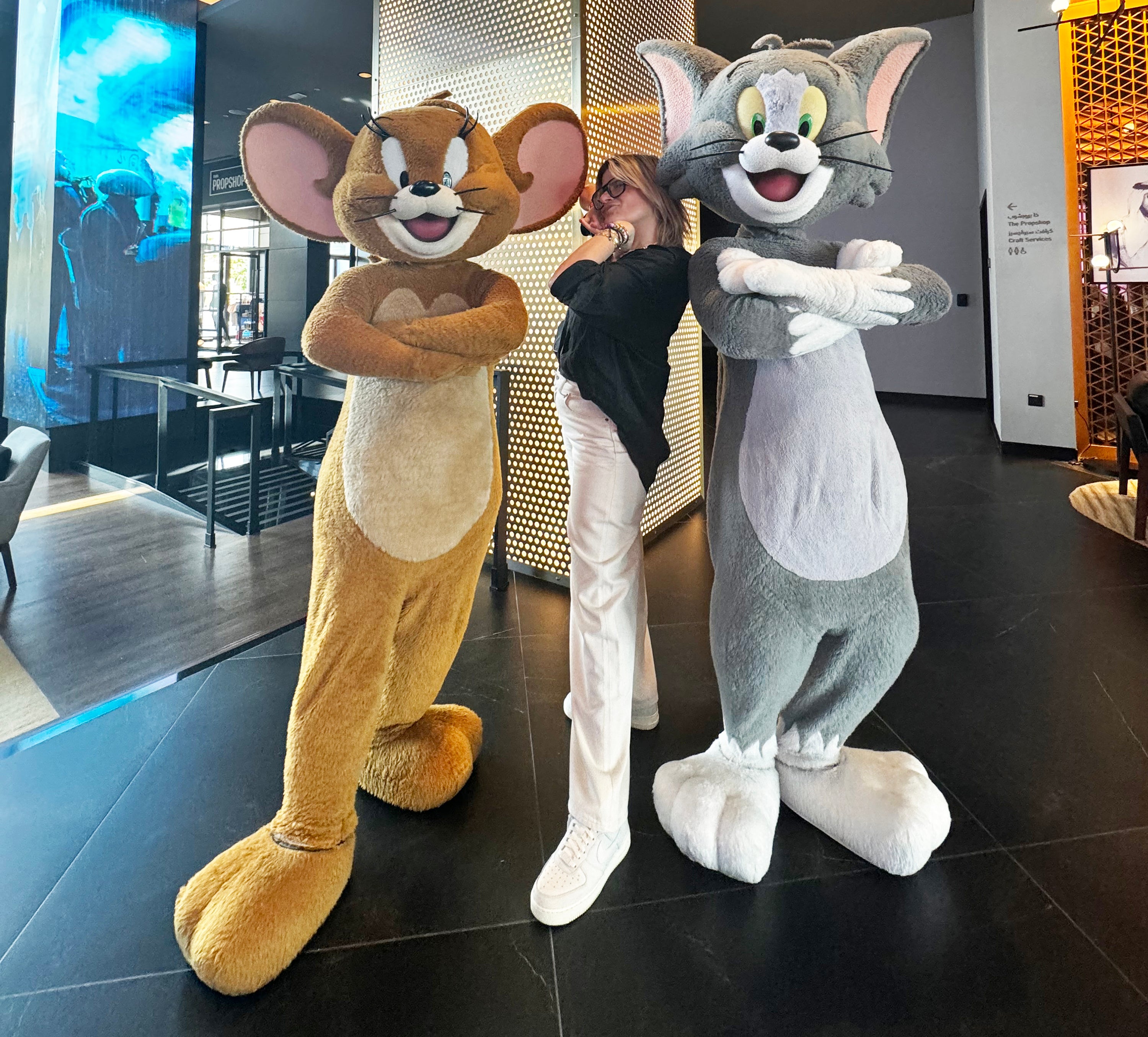 de la Cruz poses with Tom and Jerry characters