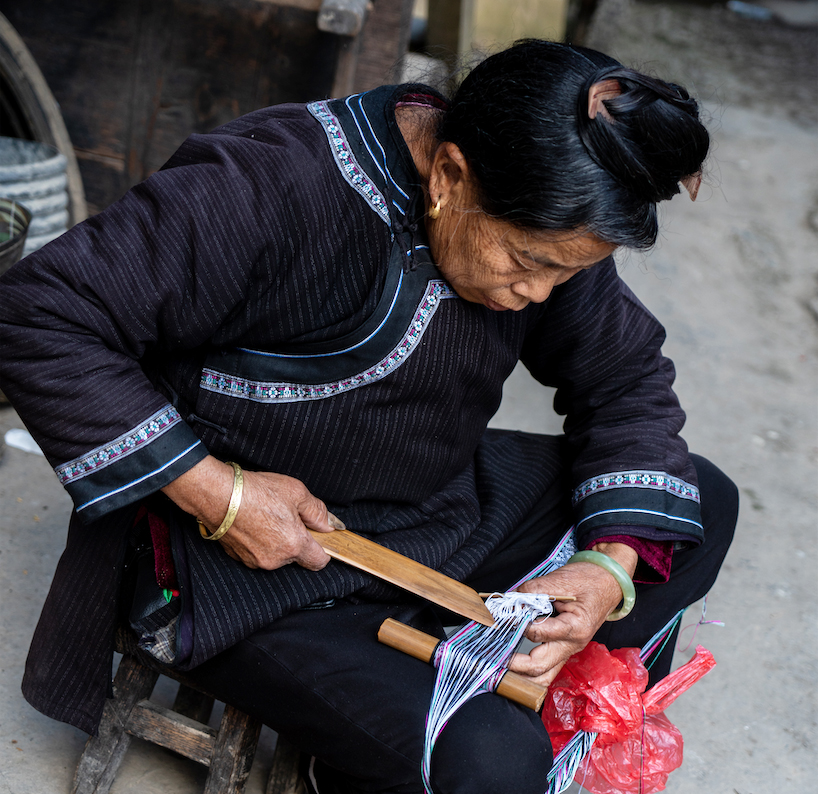 Dong craftswoman at work