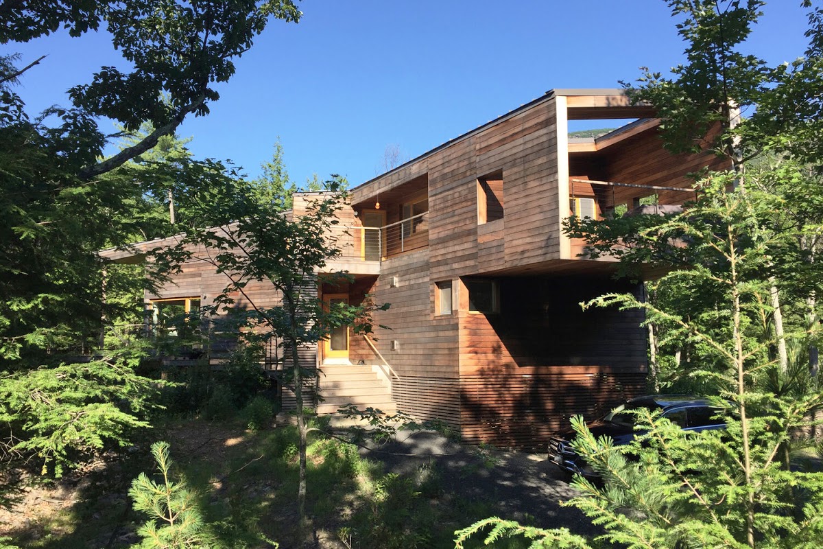 Cedar exterior of energy-efficient home by Laura Briggs BArch 82, Jonathan Knowles BArch 84, and Jonsara Ruth 92 ID.