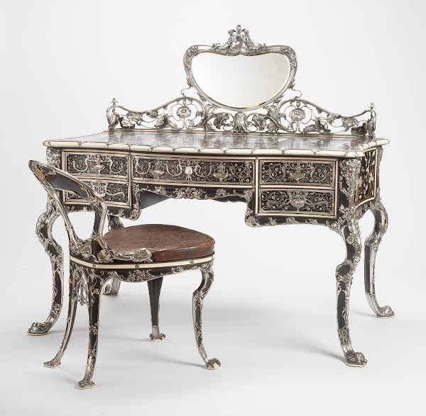 1903 Martelé writing table and chair