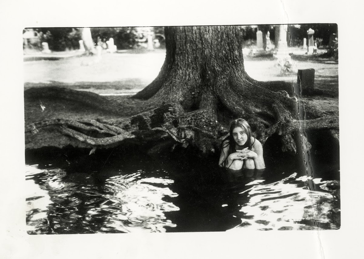 Francesca Woodman 79 PH self portrait in water