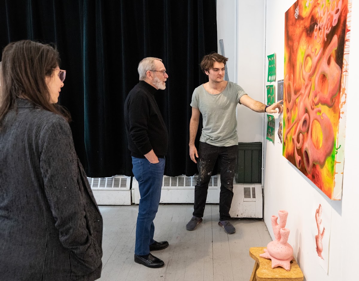 Martin Mull 65 PT/MFA 67 speaking with RISD students in a studio