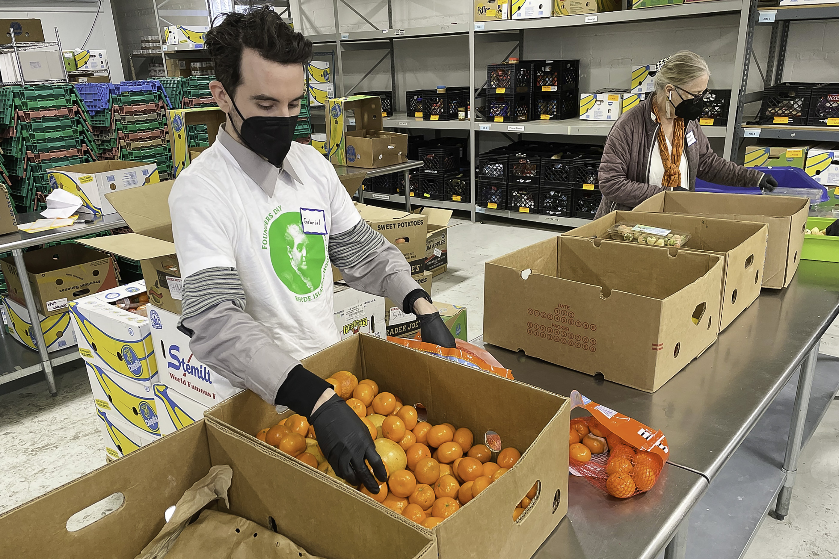 Alumni volunteer at Lakeview Pantry