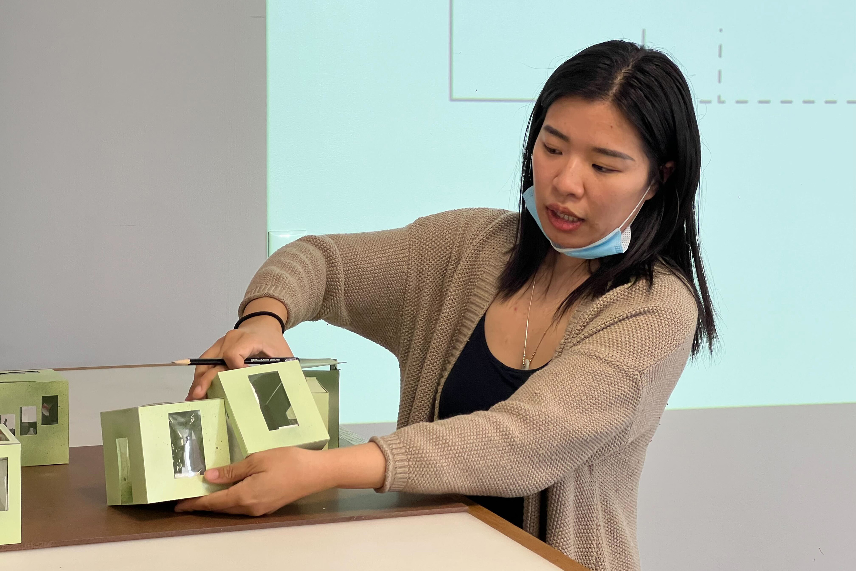 Meng Su shows design to reviewers