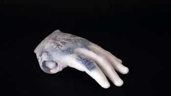 A sculpture of a hand by Brown RISD Dual Degree alum Yidan Zeng