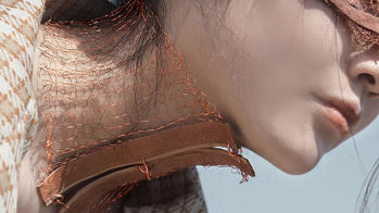 an ornamental wire choker by RISD alum Man Luo, worn around a model's neck