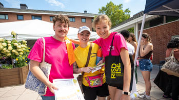 risd students in branded orientation leader t-shirts