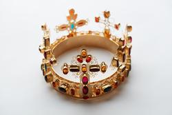 Bejeweled ring shaped like a crown